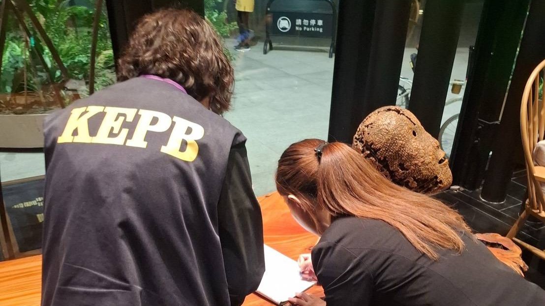 ▲高雄承億酒店國慶連假舉辦泳池酒吧開幕活動,遭附近居民檢舉噪音擾民,環保局到場實測音量達63.2分貝,超過晚間管制標準62分貝,要求業者限期改善。業者事後致歉,承諾將持續控管活動音量。(圖/翻攝畫面)
