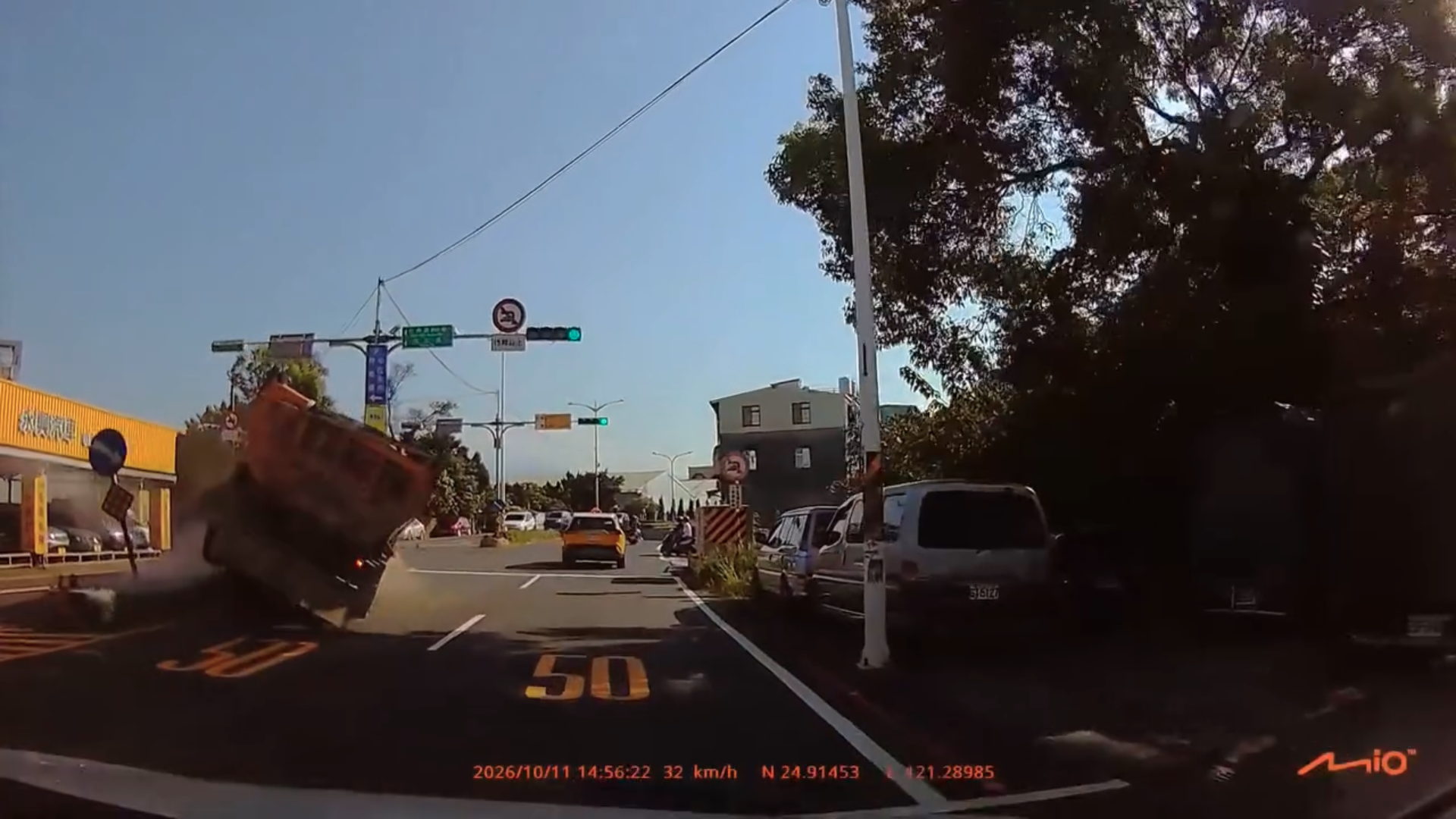 ▲桃園大溪介壽路11日下午發生砂石車失控事故，車輛撞上中央分隔島後衝進中古車行，造成6輛汽車受損，業者初估損失超過300萬元。（圖／民眾授權提供）
