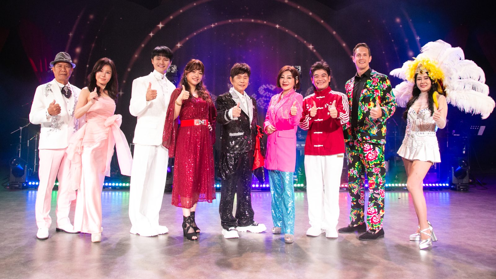 圖右起蔡亞露賈斯汀馬國弼王彩樺黃西田秀蘭瑪雅明亮楊紫惠陳陽明參加耐斯歌廳秀冬季首場精彩演出