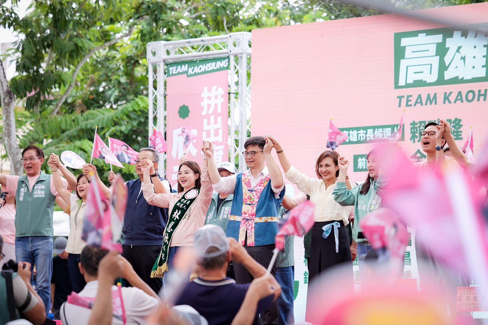 ▲賴瑞隆、邱議瑩、林慧欣高呼當選口號。（圖/賴瑞隆辦公室提供）