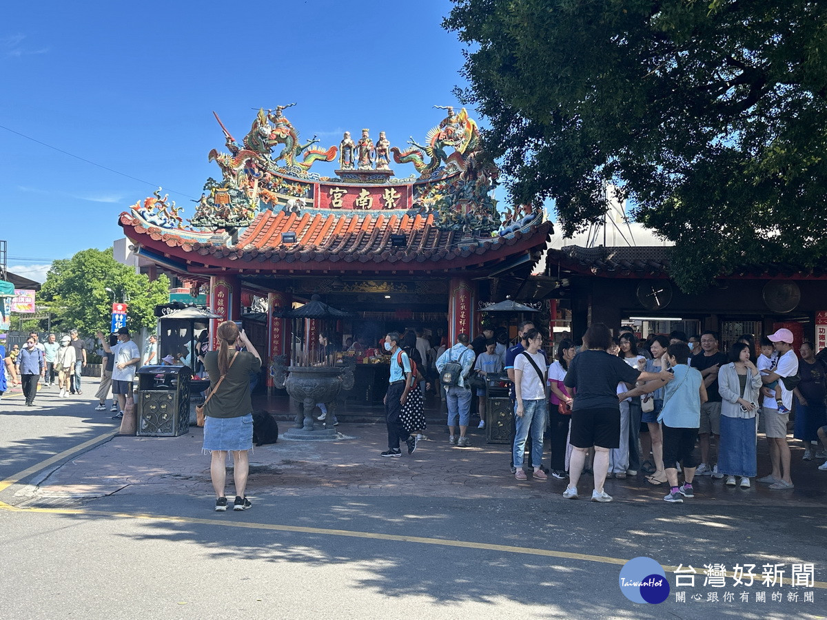 竹山鎮紫南宮歡慶啟建330周年，歡迎金雞回娘家。（記者扶小萍攝）