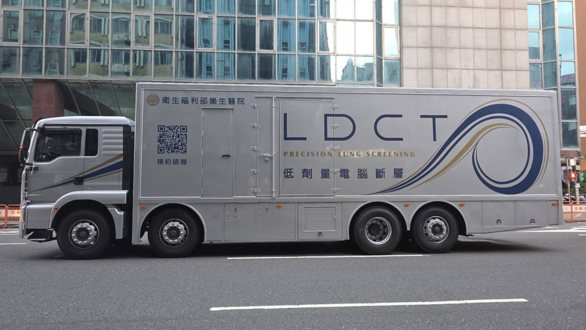 首輛由醫療機構所建置的「行動CT醫療車」，由衛生福利部樂生醫院推出。照片提供：樂生醫院