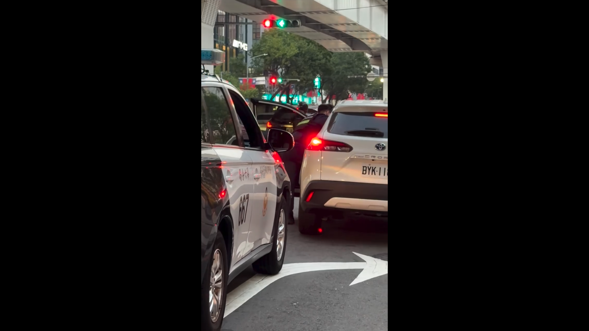 民眾在台中市台灣大道與文心路口拍下警方攔查車輛的畫面，疑似與12日酒駕擦撞案件有關。（圖／Threads網友1389.ltd授權提供）