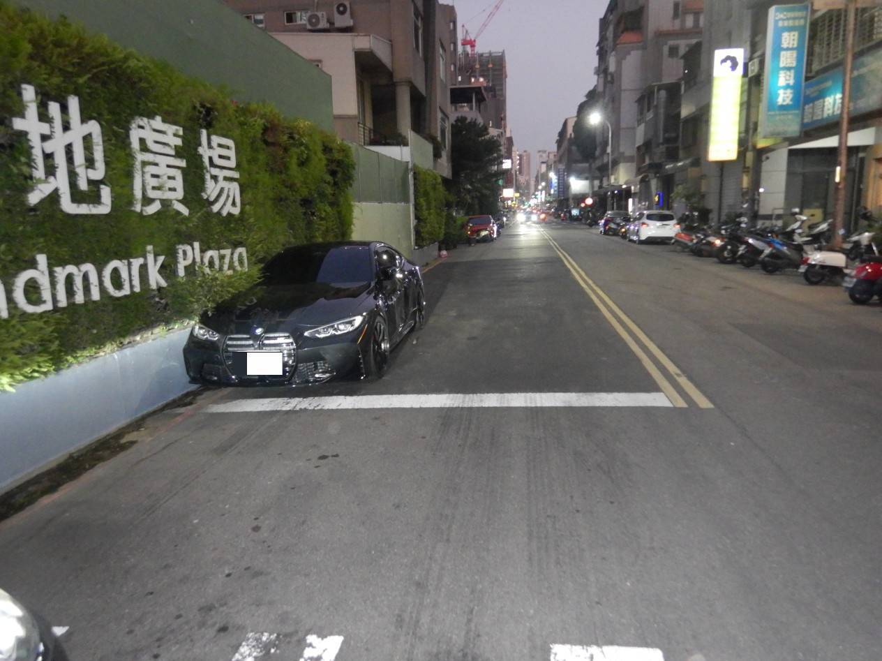 民眾在台中市台灣大道與文心路口拍下警方攔查車輛的畫面,疑似與12日酒駕擦撞案件有關。(圖/Threads網友1389.ltd授權提供)