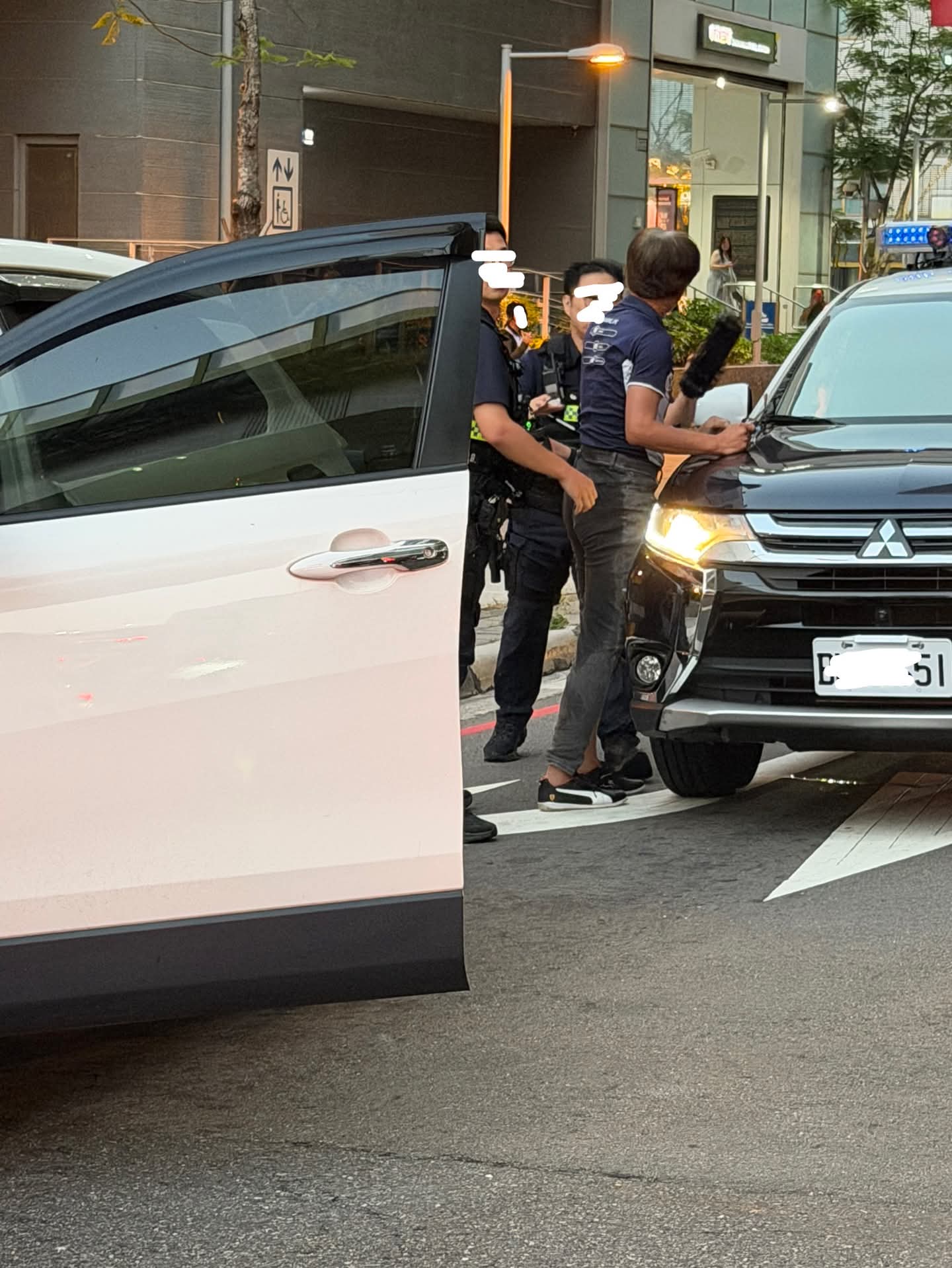 民眾在台中市台灣大道與文心路口拍下警方攔查車輛的畫面,疑似與12日酒駕擦撞案件有關。(圖/Threads網友1389.ltd授權提供)