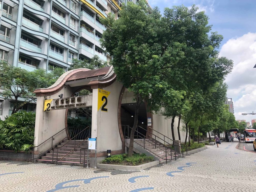 Freecompress 捷運亞東醫院站住宅租金行情為公寓平均每坪月租1023元、大樓1026元，價差幅度不到1%。(房市示意圖)