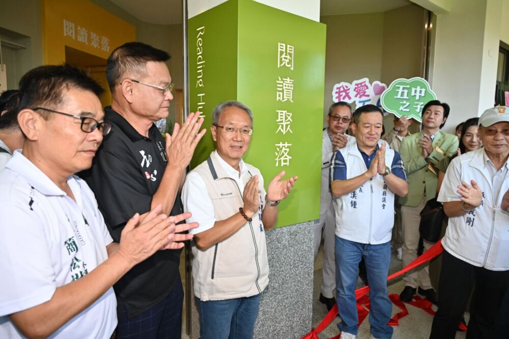 宜蘭五結國中圖書館「閱讀聚落」啟用　縣府贈觸控式數位電子看板 245