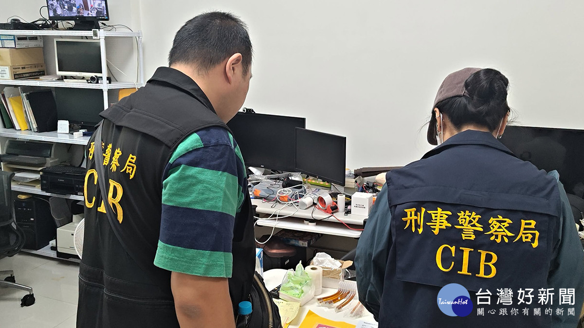 刑事局破獲破解日本衛星卡侵權集團。（圖/陳招宗翻攝）