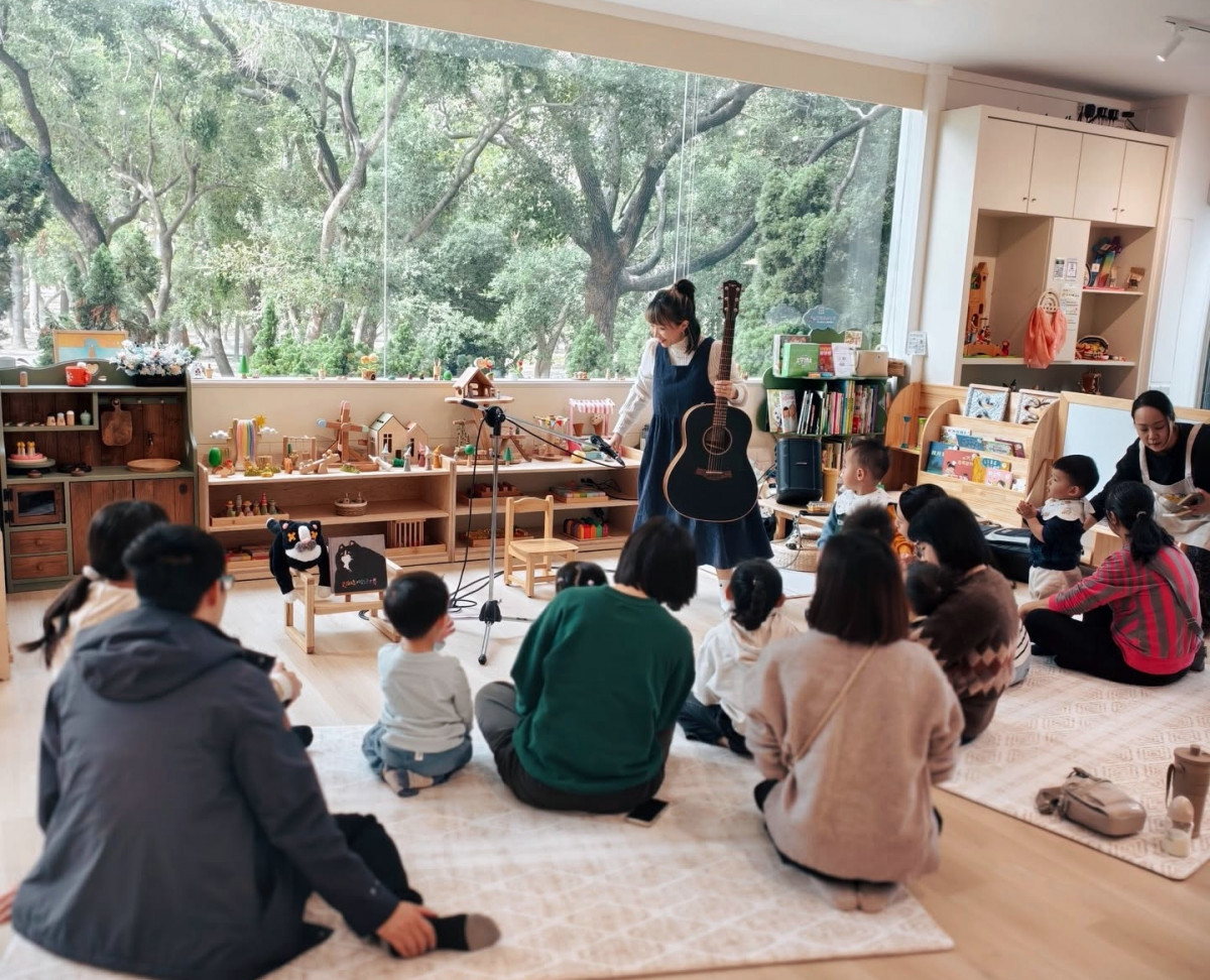 透過旋律、節奏與互動，帶領孩子感受故事角色的心情，體驗不同的親子共讀方式
