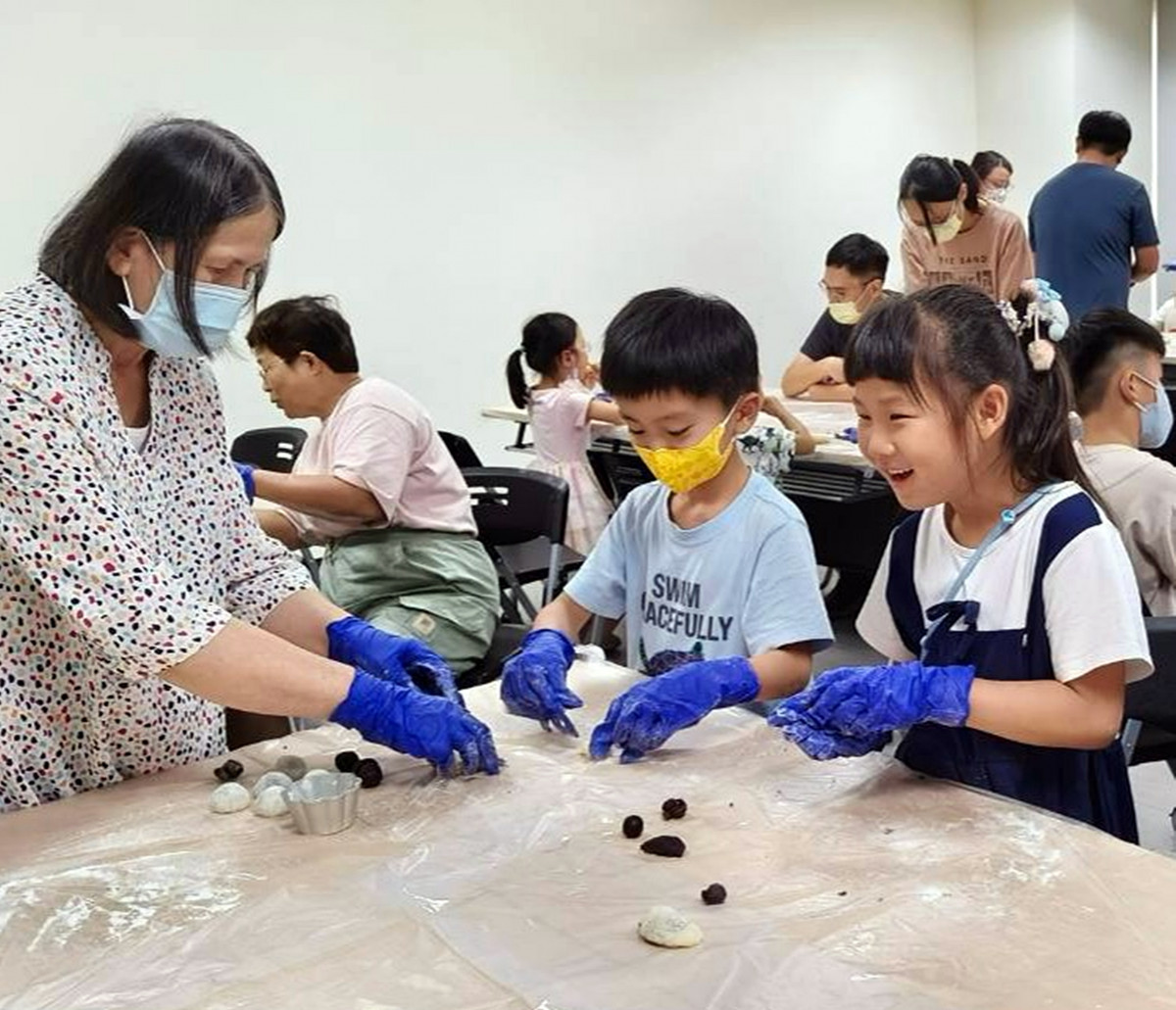 親子同樂參與製作冰皮月餅
