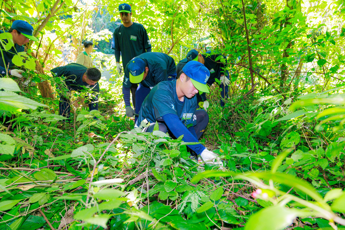 臺北興富發棒球隊球員在環教老師帶領下,投入植物移除、藤蔓清理與植被整理,以實際行動推廣生態保育,讓運動的正向力量延伸至環境守護。