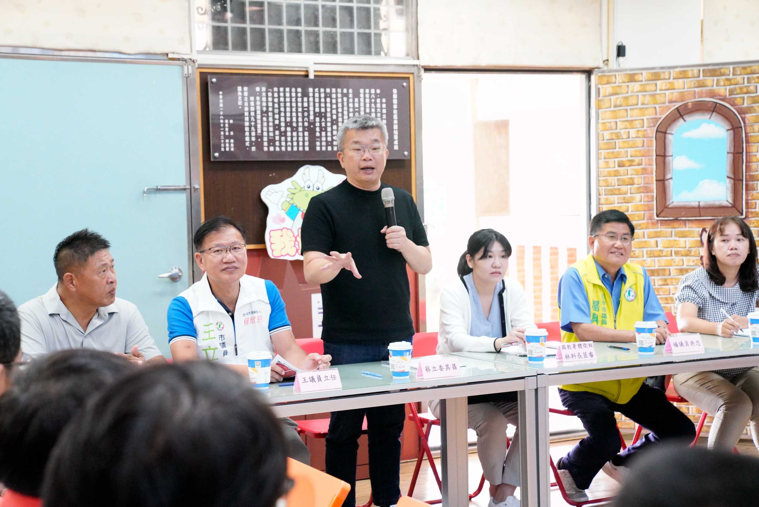 立法委員蔡其昌邀集中央及地方相關單位會勘台中市清水區大楊國小操場,爭取約850萬元整建經費,改善老舊跑道與排水設施。