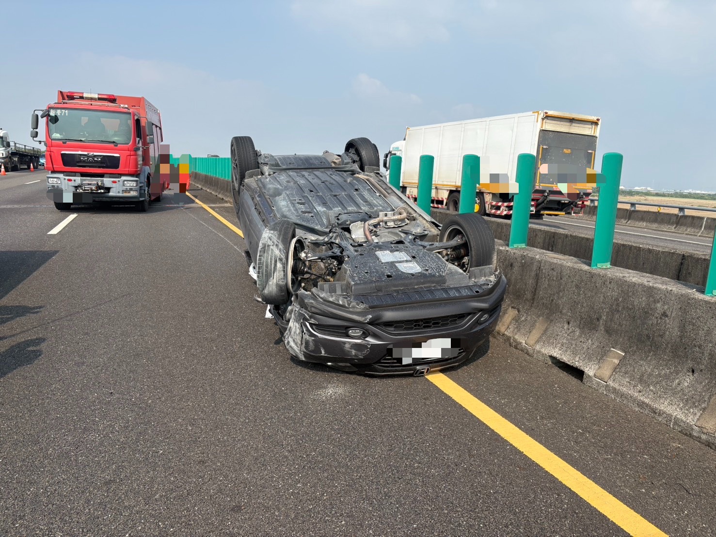 國道1號南向台南鹽水路段發生3車交通事故,其中一輛自小客車撞擊護欄後翻覆,造成4人受傷送醫。