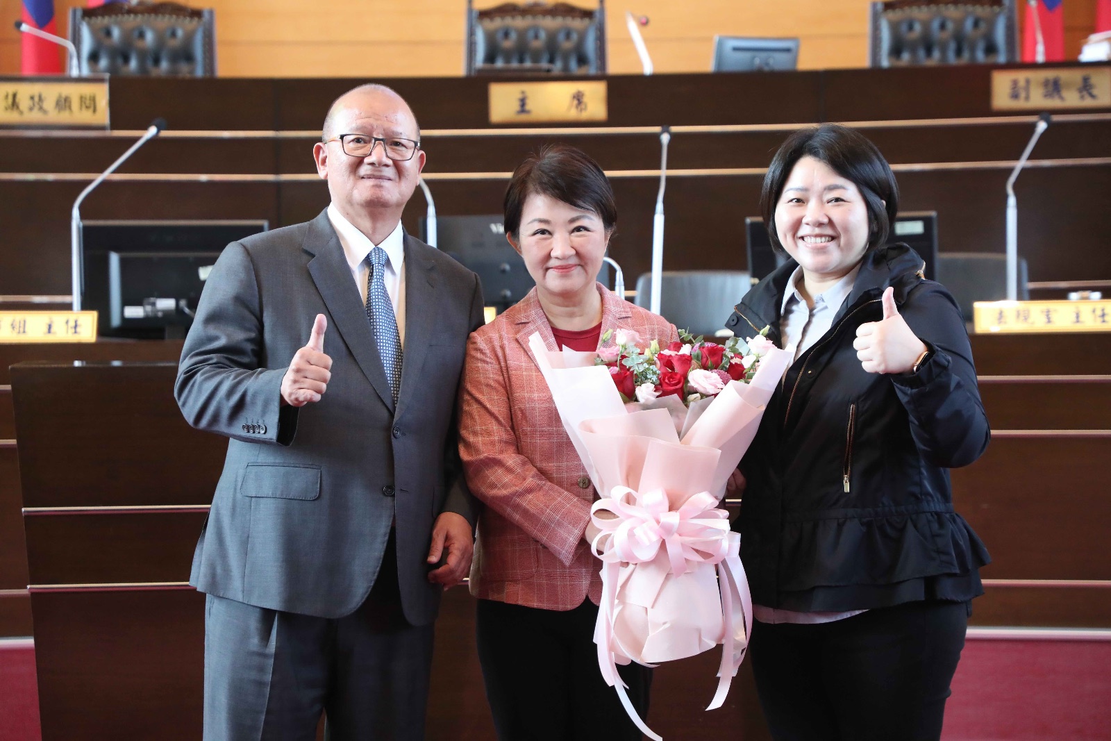 ▲議長張清照、副議長顏莉敏代表市議會致贈花束。(圖/中市府提供)