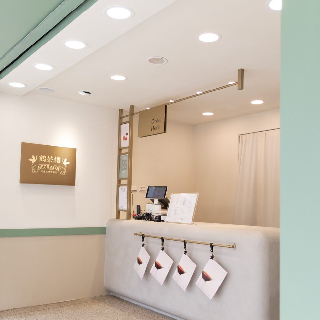 鶴茶樓門市空間全面革新，以溫潤的鼠尾草綠與奶油白定調，將復古木質調蛻變為俐落純粹的現代茶室。圖/鶴茶樓提供