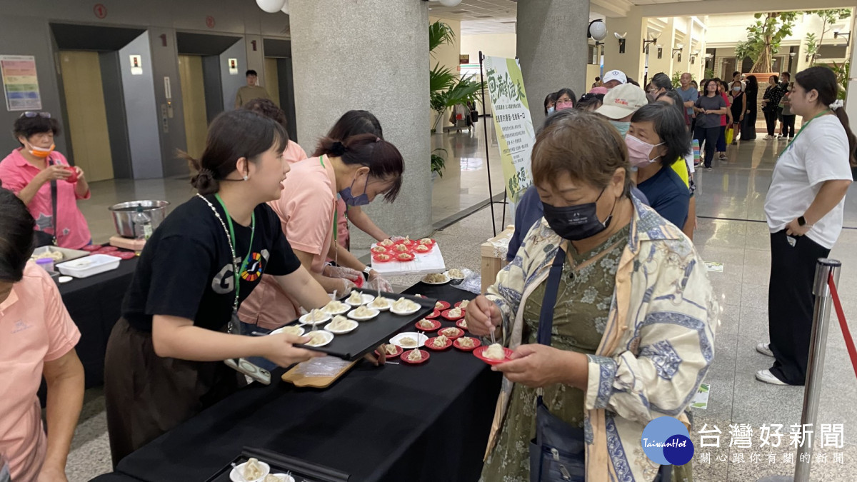豐原大蔥水餃試吃，民眾大排長龍。