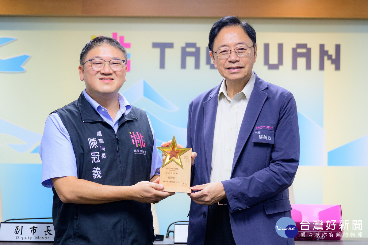 桃園市長張善政於市政會議中，接受農業局長陳冠義呈獻食力傳媒「2026食育力城市大調查」五星城市獎。