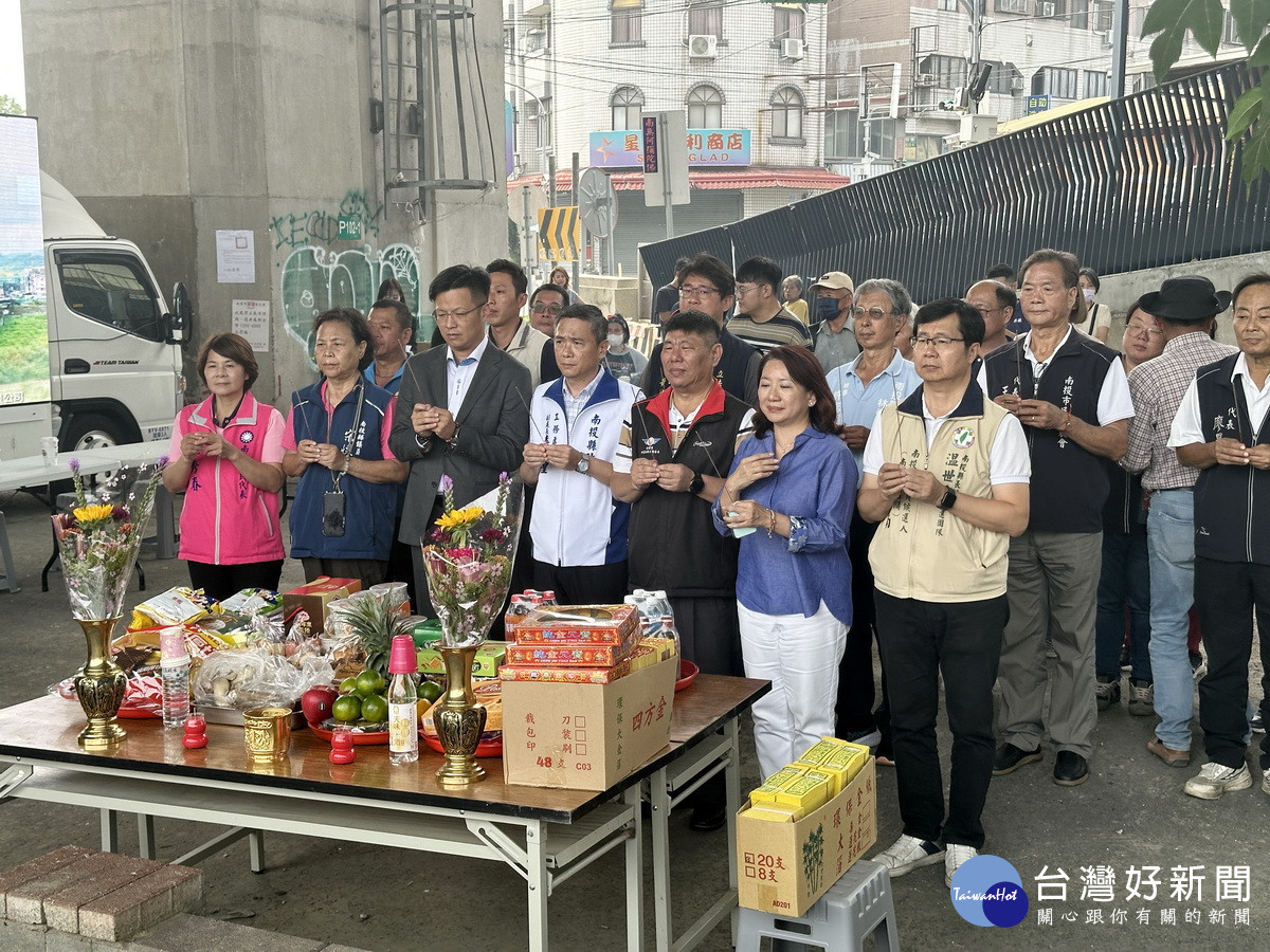 來賓共同祈求工程順利。（記者扶小萍攝）