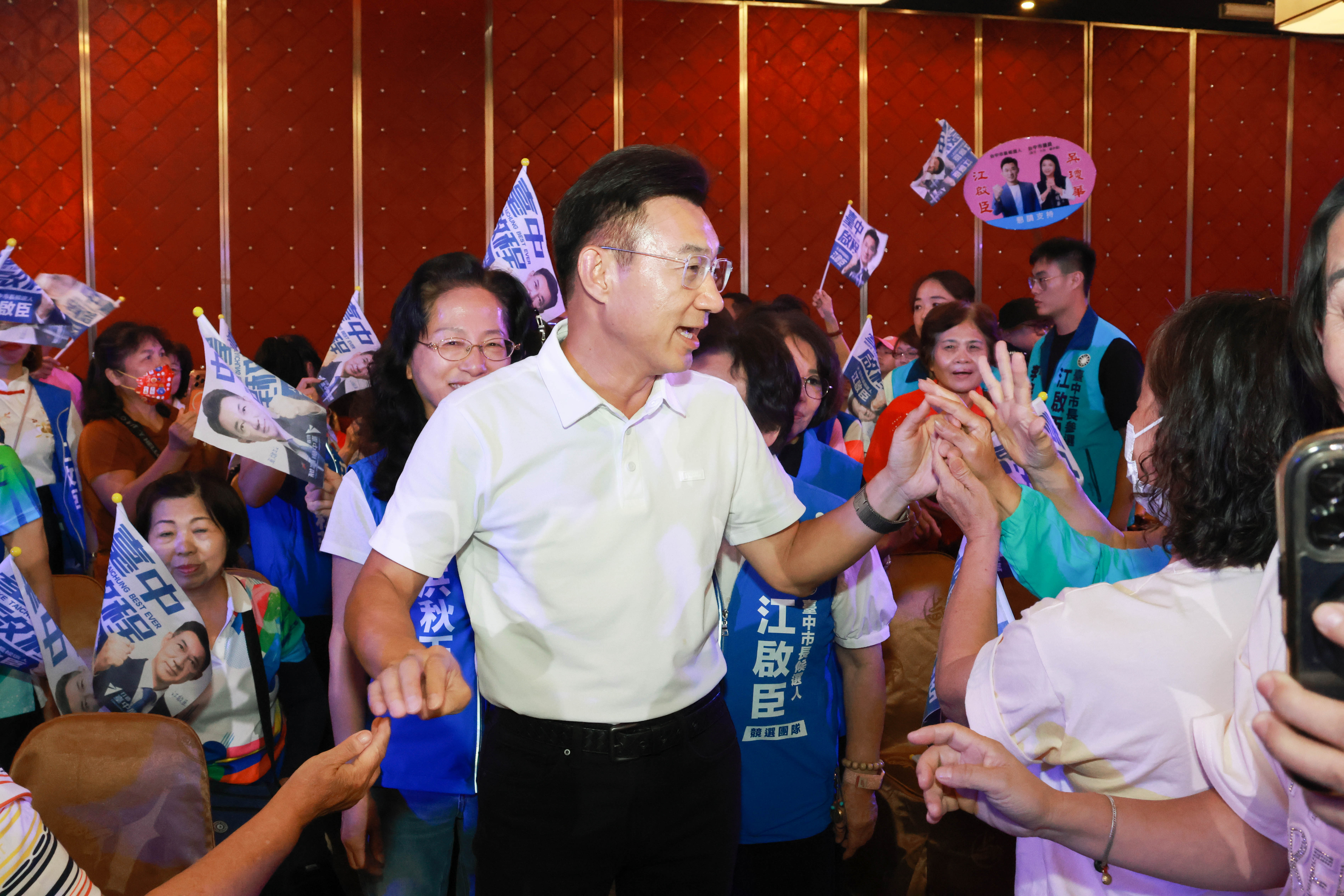 國民黨台中市長候選人江啟臣14日出席婦團後援會成立大會，提出婦幼照護、敬老愛心卡升級及女性職場培力等政策。（圖／江啟臣競選團隊提供）
