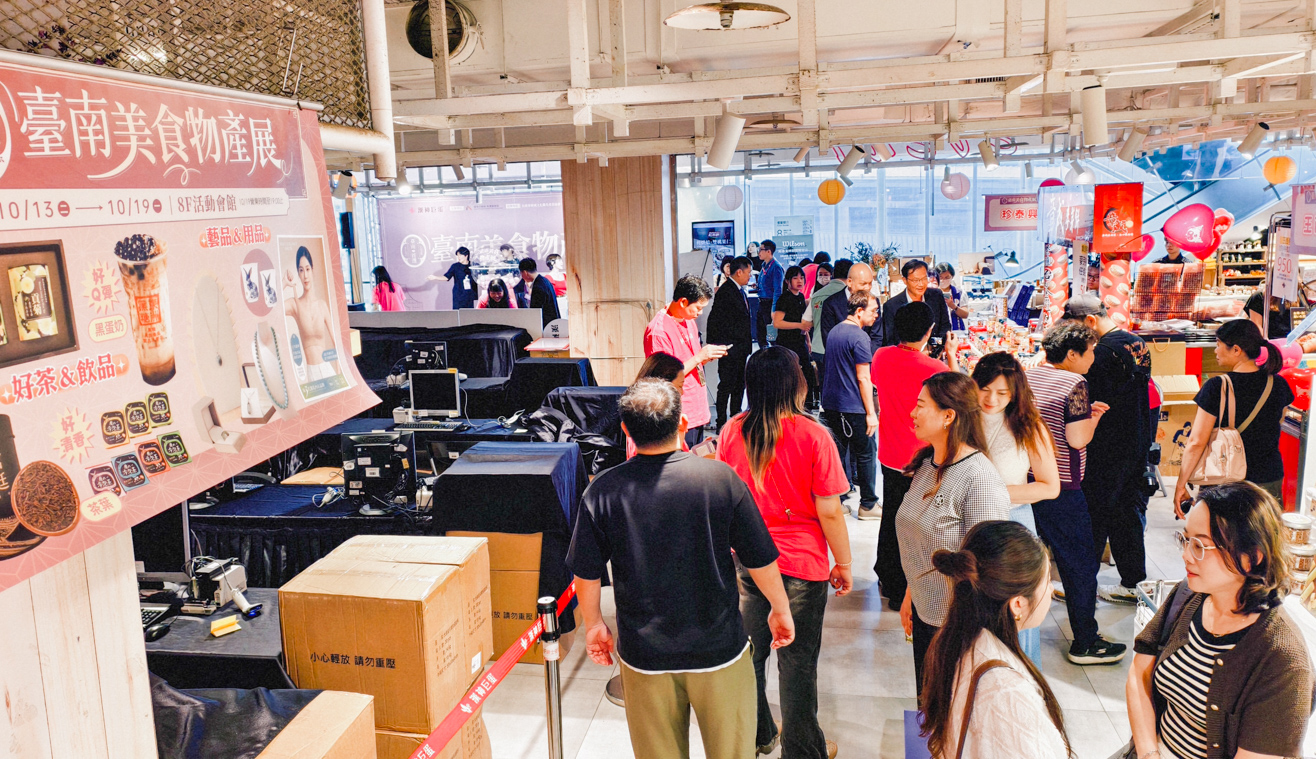 ▲集結逾30家臺南在地特色品牌的「臺南美食物產展」，即日起於高雄漢神巨蛋購物廣場8樓活動會館登場。（圖/記者黃淑貞攝）