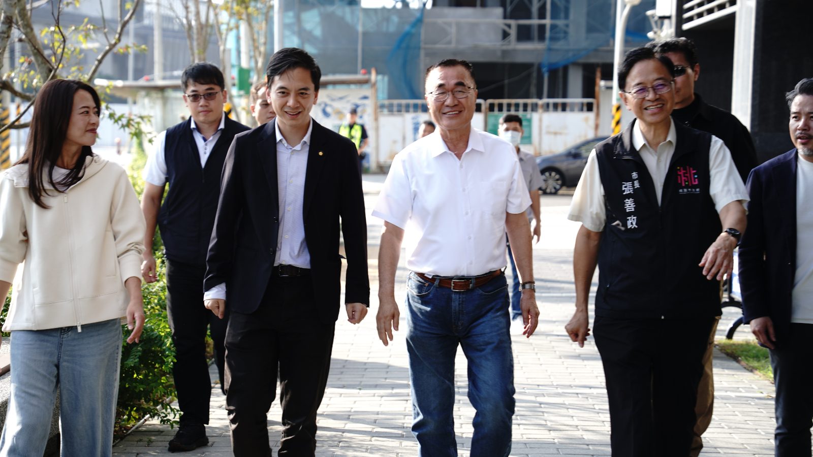 ▲張善政邀請李四川到桃園參觀A11安置住宅,並針對桃園全國首創的可負擔住宅政策進行交流。圖:記者李春台/攝