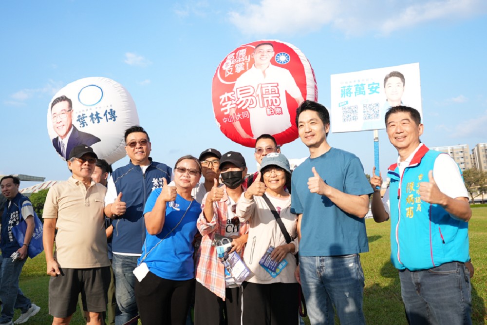 蔣萬安清晨走訪圓山花博、太平市場 民眾爭相合照、攤商送蒜苗祝「凍蒜」 230 蔣萬安清晨走訪圓山花博、太平市場 民眾爭相合照、攤商送蒜苗祝「凍蒜」 229