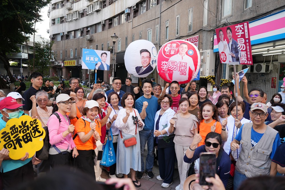蔣萬安清晨走訪圓山花博、太平市場 民眾爭相合照、攤商送蒜苗祝「凍蒜」 232 蔣萬安清晨走訪圓山花博、太平市場 民眾爭相合照、攤商送蒜苗祝「凍蒜」 231