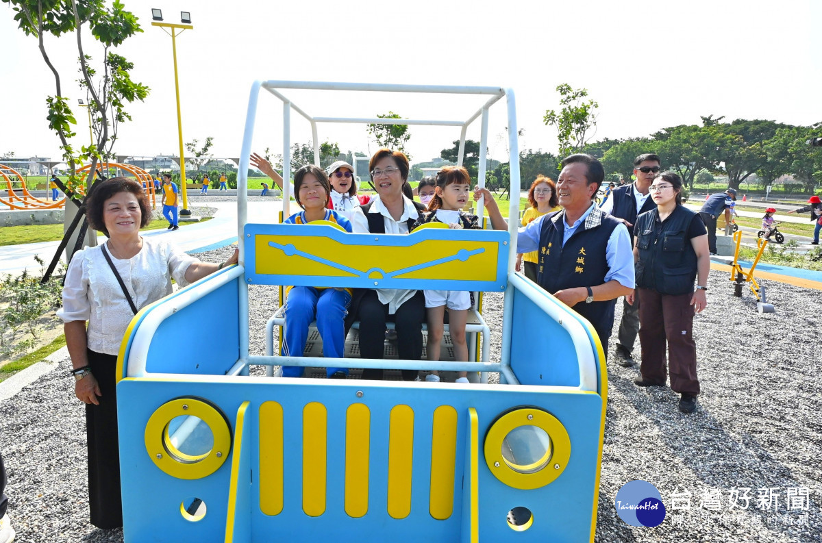 大城追風公園啟用，汽車主題遊具打造親子休憩新空間。圖／彰化縣政府提供