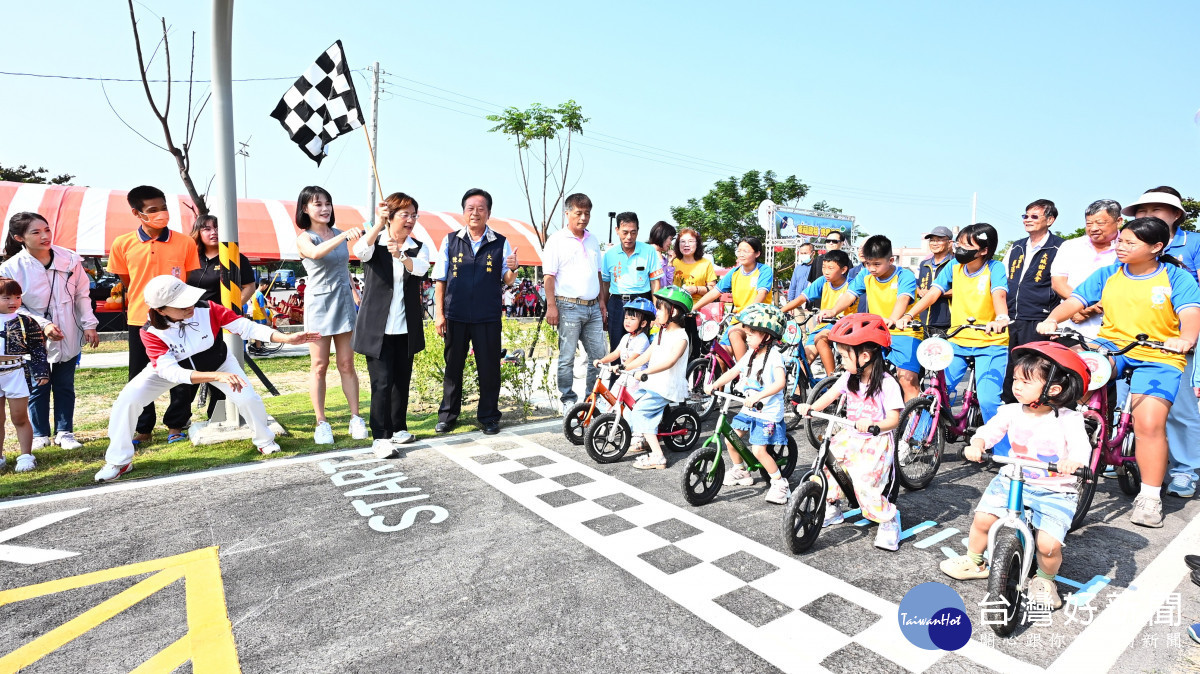 大城追風公園啟用，汽車主題遊具打造親子休憩新空間。圖／彰化縣政府提供
