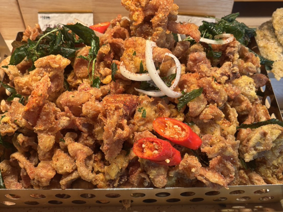 ▲千葉火鍋推出地表最邪惡美食「炸雞皮吃到飽」。(圖：記者黃淑貞翻攝)