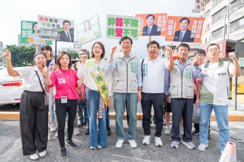林國漳清晨6點宜蘭掃街拚選戰 獲贈「甘蔗」笑喊:我會保存起來 258 林國漳清晨6點宜蘭掃街拚選戰 獲贈「甘蔗」笑喊:我會保存起來 257