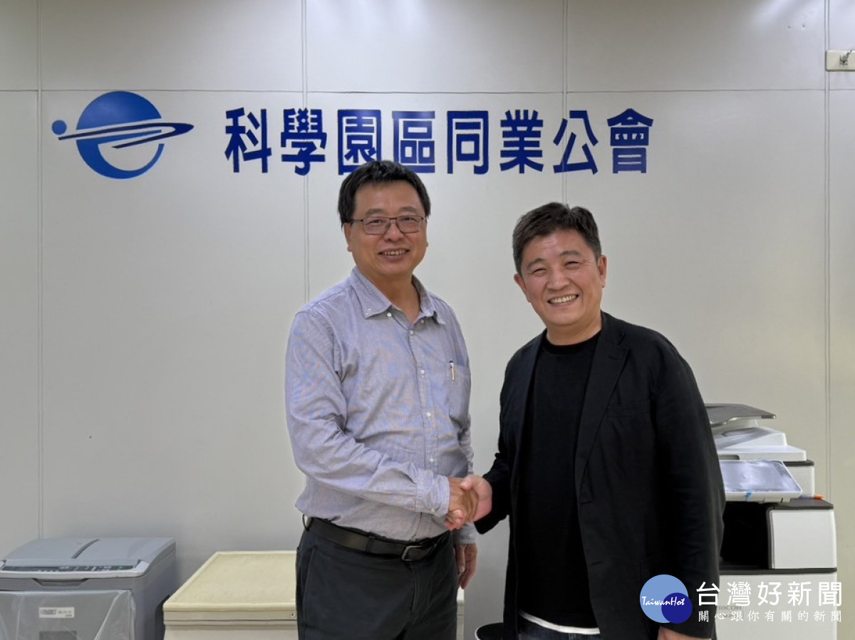 鄭宏輝(右)與竹科同業公會王永壯秘書長相見歡。