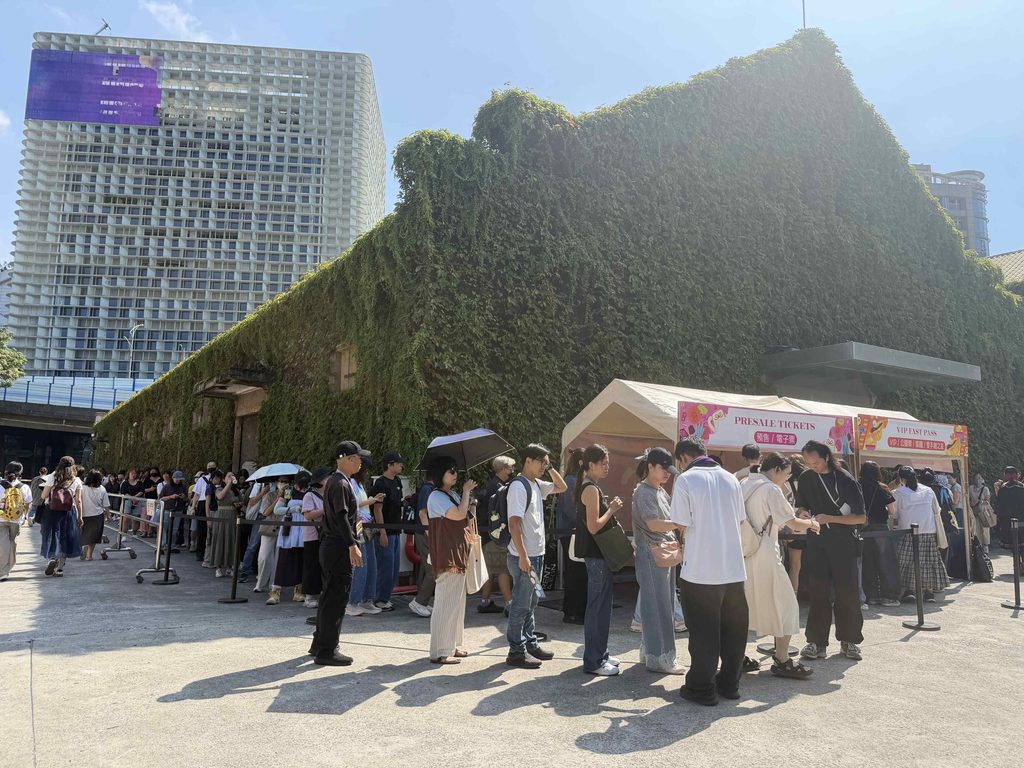 開展首日便吸引大批手作愛好者一早前往華山排隊入場,展現超高人氣,準備展開為期三天的創意設計派對。圖/愛手創提供