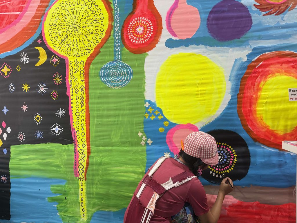 日本氣質 LIVE PAINTING 畫家現場進行即興繪畫演出,讓民眾近距離欣賞藝術創作的誕生過程,感受流動的靈感魅力。圖/愛手創提供
