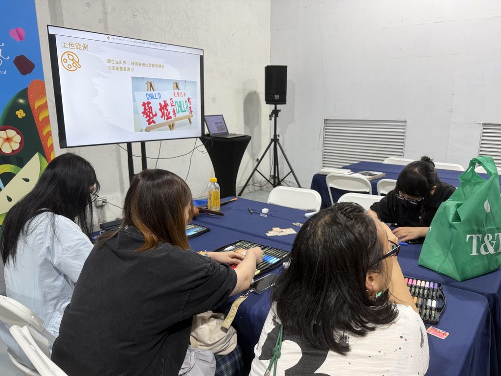 展期規劃多場由海內外職人帶領的手作課程與 DIY 工作坊,參與者在專業指導下親手創作,體驗手作的療癒時光。圖/愛手創提供