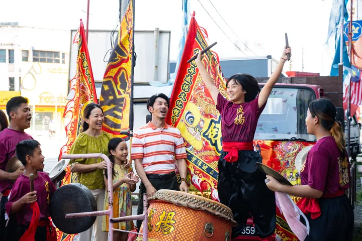 湯詠絮（右二）在《沙央》片中飾演以鼓聲表達自己的聾人少女珊珊，獲得家人溫暖支持（甲上娛樂提供）