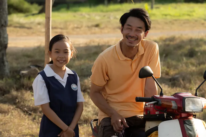 李李仁（右）、陳舒曼在《沙央》中飾演湯詠絮的爸爸與妹妹（甲上娛樂提供）