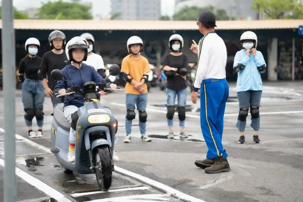 台灣順豐連續五年投入交通公益,今年贊助超過百位民眾參與機車駕訓,強化安全騎乘及防禦駕駛觀念。