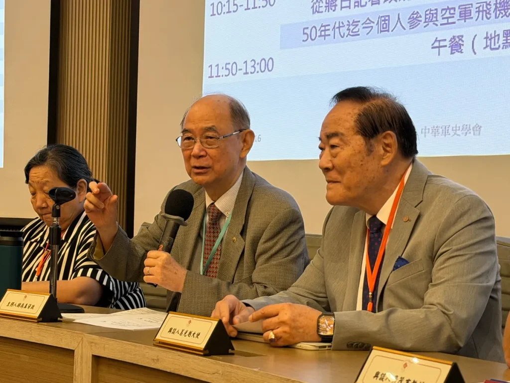 照片說明：研討會上，前國安會秘書長胡為真資政主持「圓桌論壇」邀集葛光越大使等人與談。