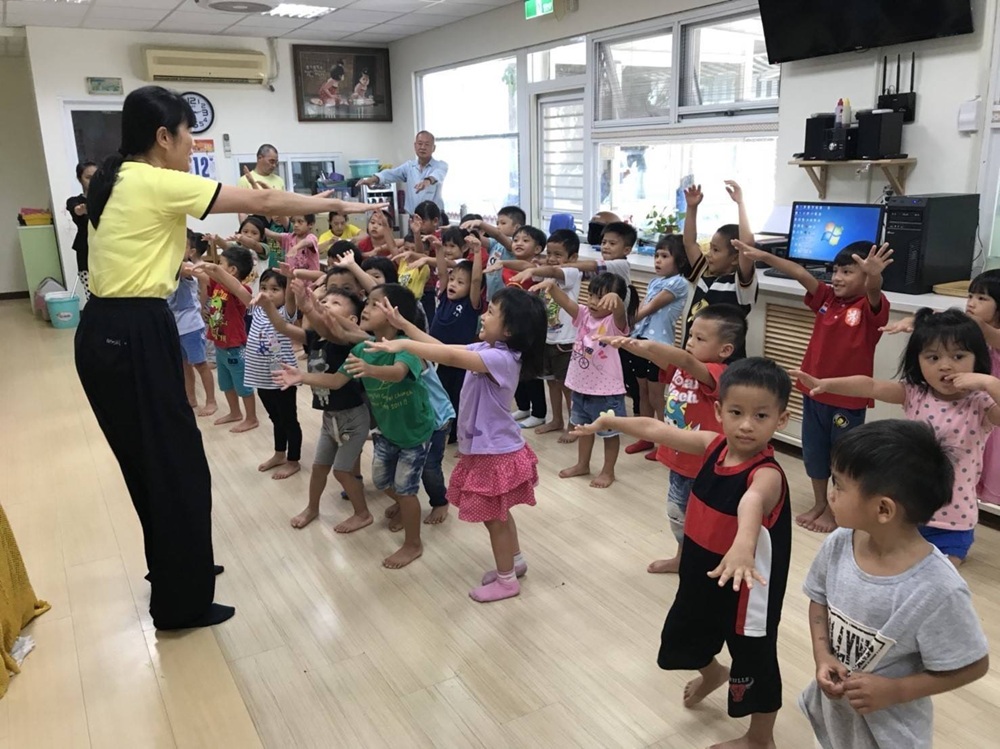 全球健康甩 李鳳山師父平甩養生再回二二八和平公園 202 cnews204261016a14
