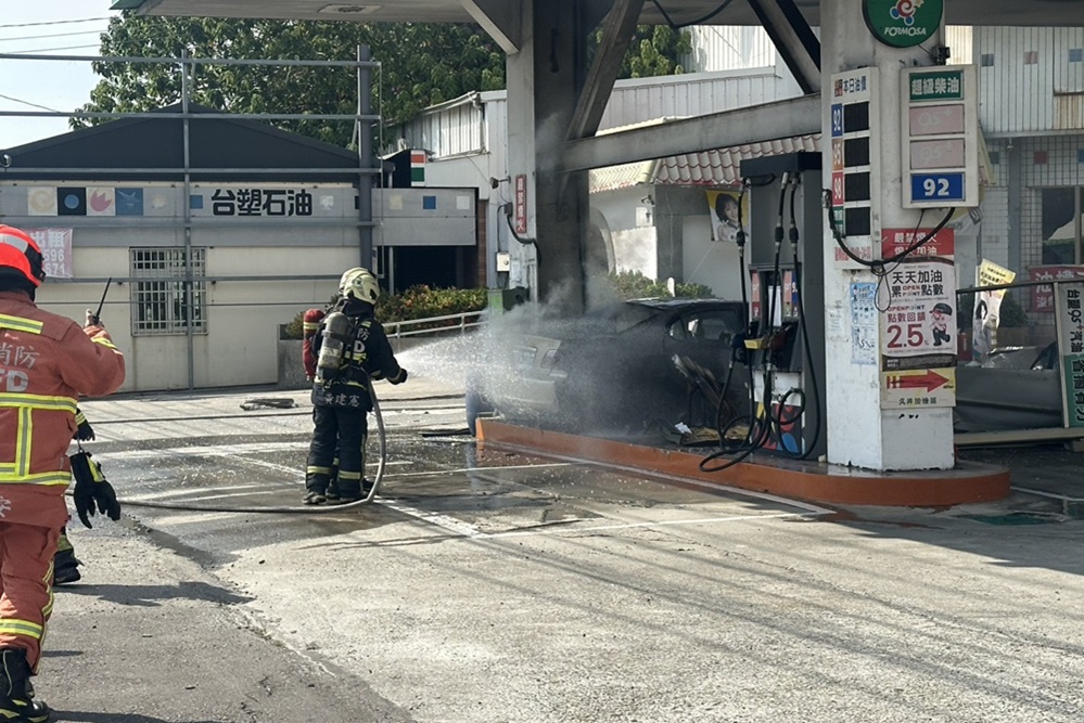 轎車失控撞進加油站 車輛起火燃燒氣氛緊繃 30 cnews204261016a18