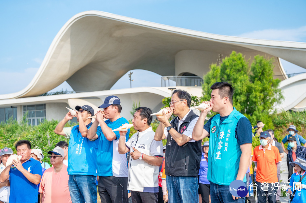 今年健走活動融入在地海洋及客家文化特色,由與會貴賓共同吹響海螺,象徵平安啟程。<br /><br />