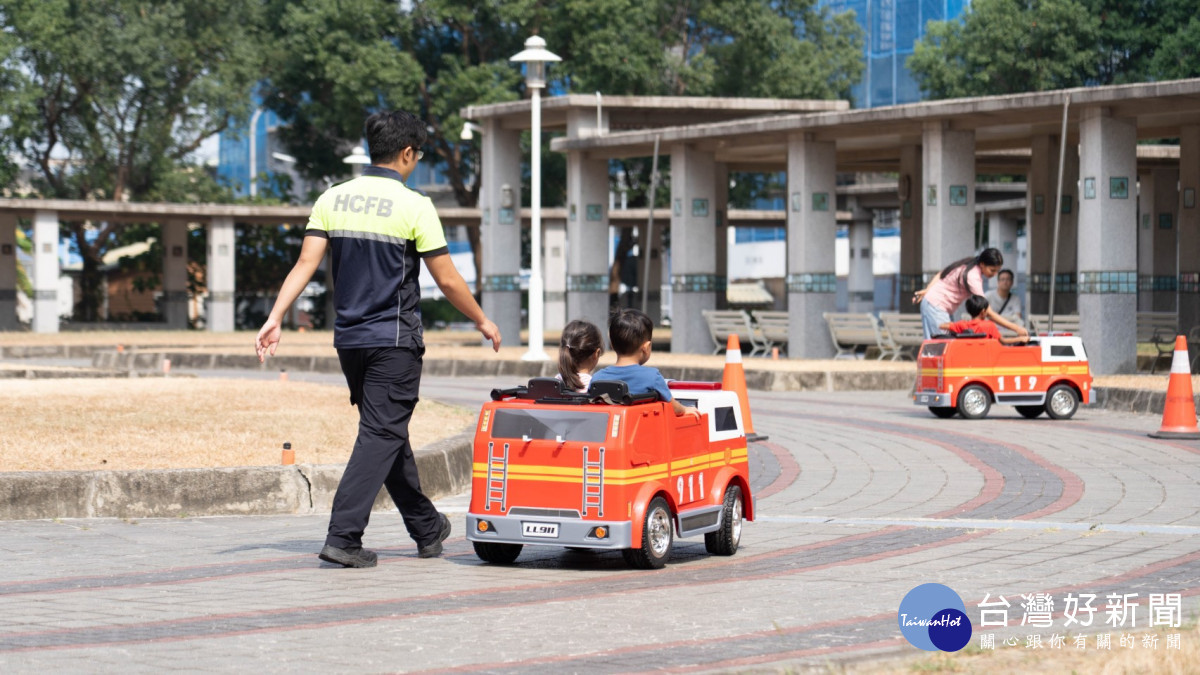 消防車造型電動車趣味互動,防災教育不再枯燥。
