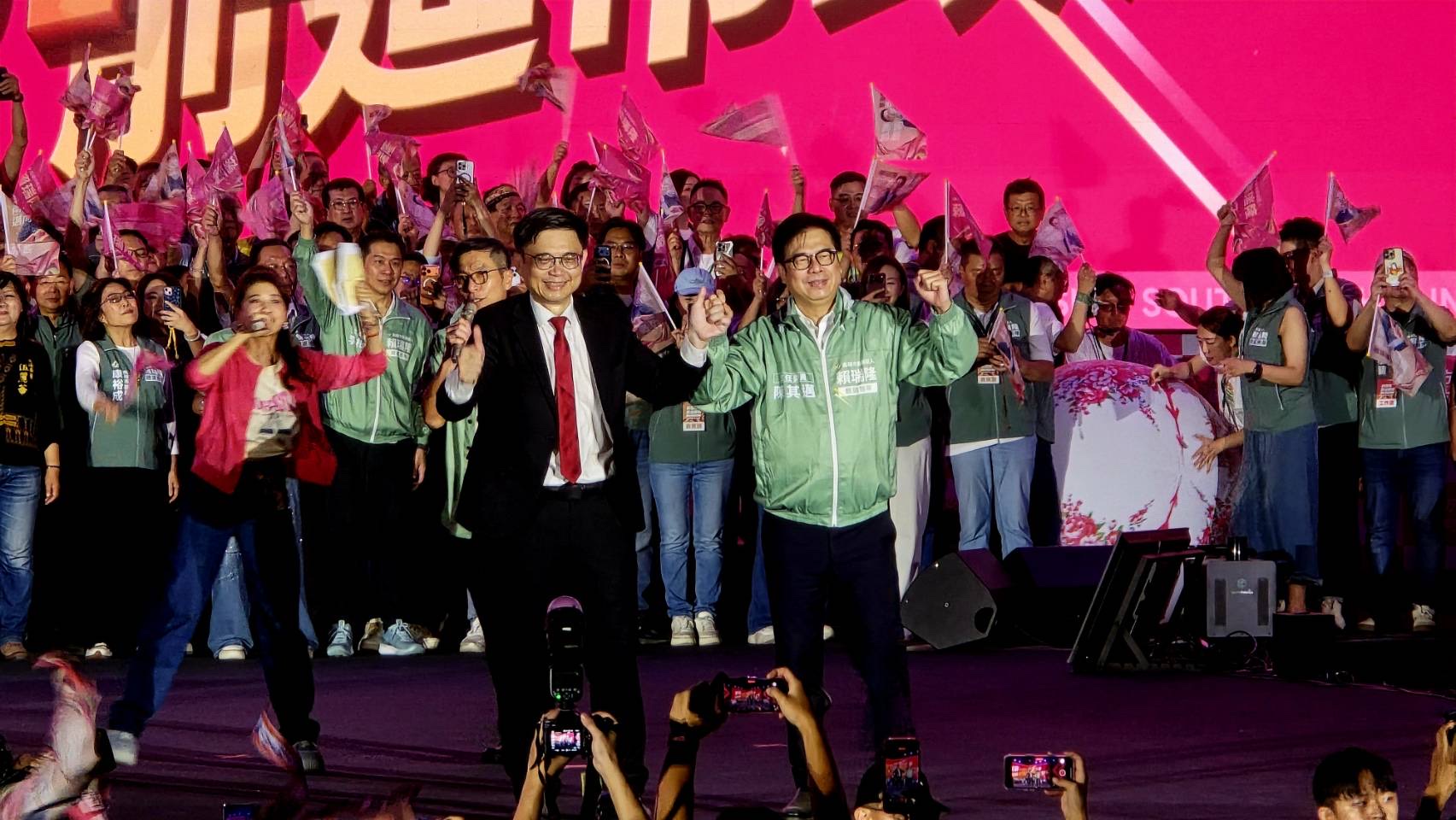 賴瑞隆競選總部成立大會大進場,陳其邁陪同。