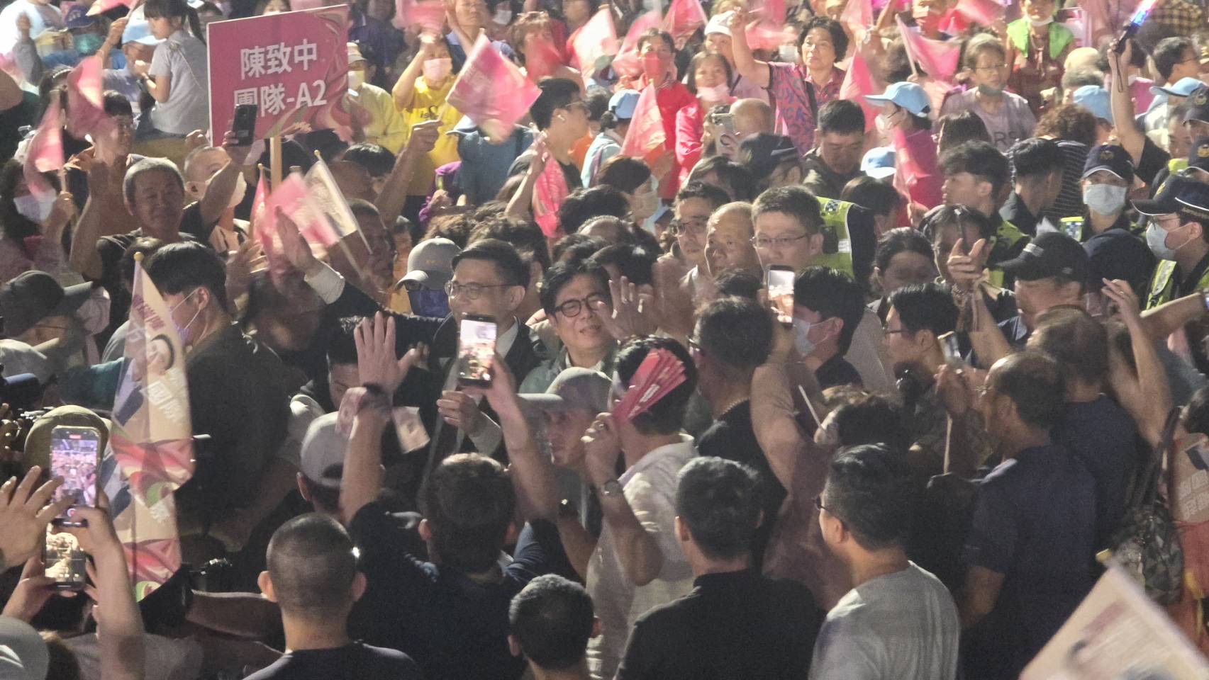 賴瑞隆競選總部成立大會大進場,陳其邁陪同。