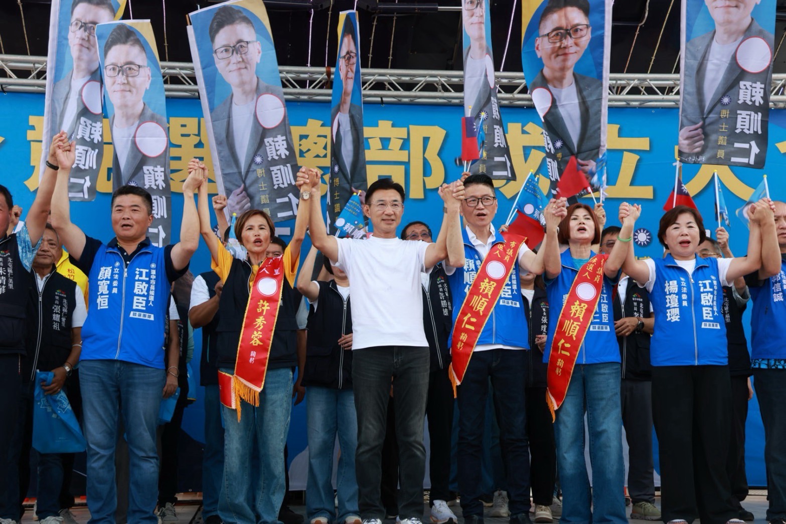 國民黨台中市長候選人江啟臣17日連跑太平、豐原、北屯及霧峰四區輔選,並與台中市長盧秀燕合體造勢,提出交通建設、教育及社福等政策願景。(圖/江啟臣競選團隊提供)