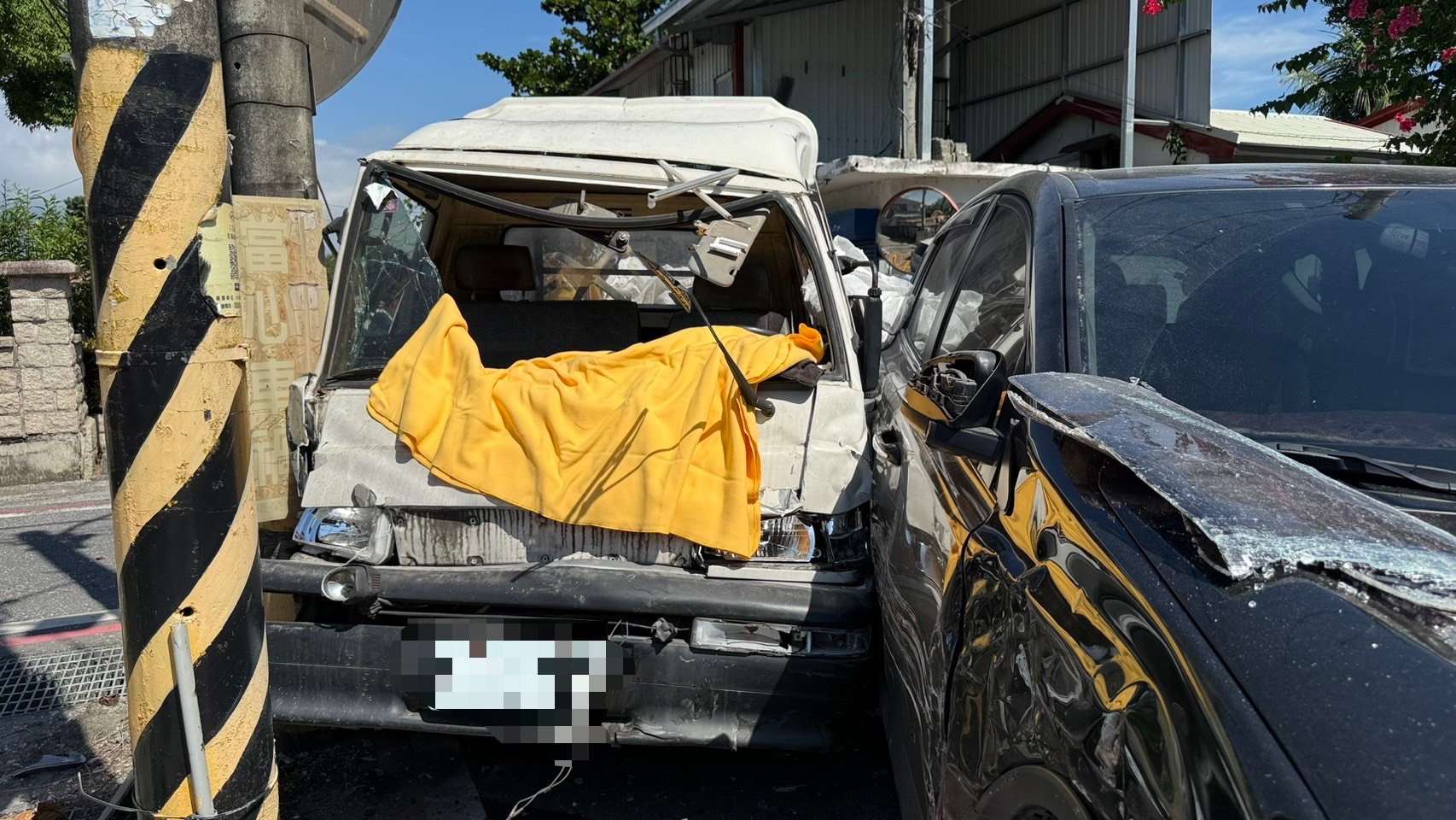 花蓮吉安無號誌路口兩車碰撞!小貨車失控撞電桿 駕駛左手擦挫傷