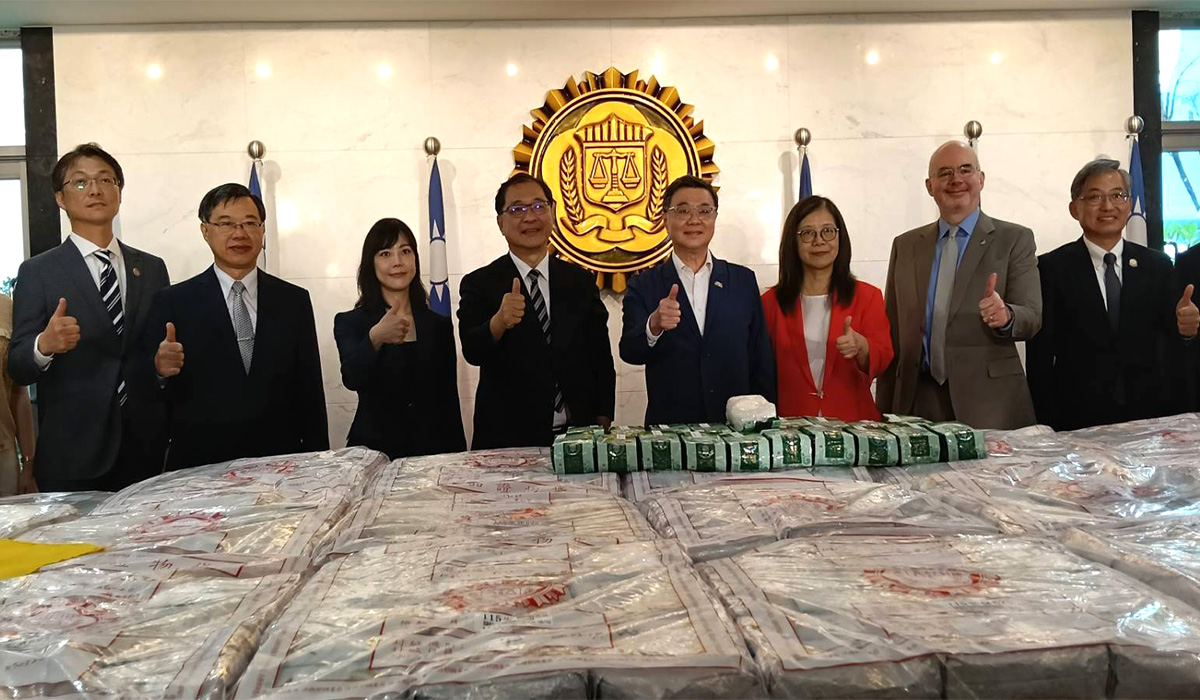 ▲卓榮泰南下高雄慰勉專案團隊合影。(圖/創新聞記者朱星明攝)