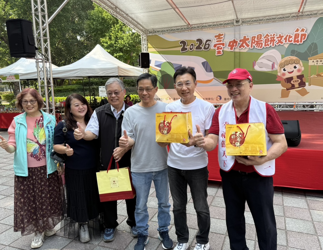 ▲立法院副院長江啟臣、經發局長張峯源與業者合影。(圖/記者顏淑娟攝)