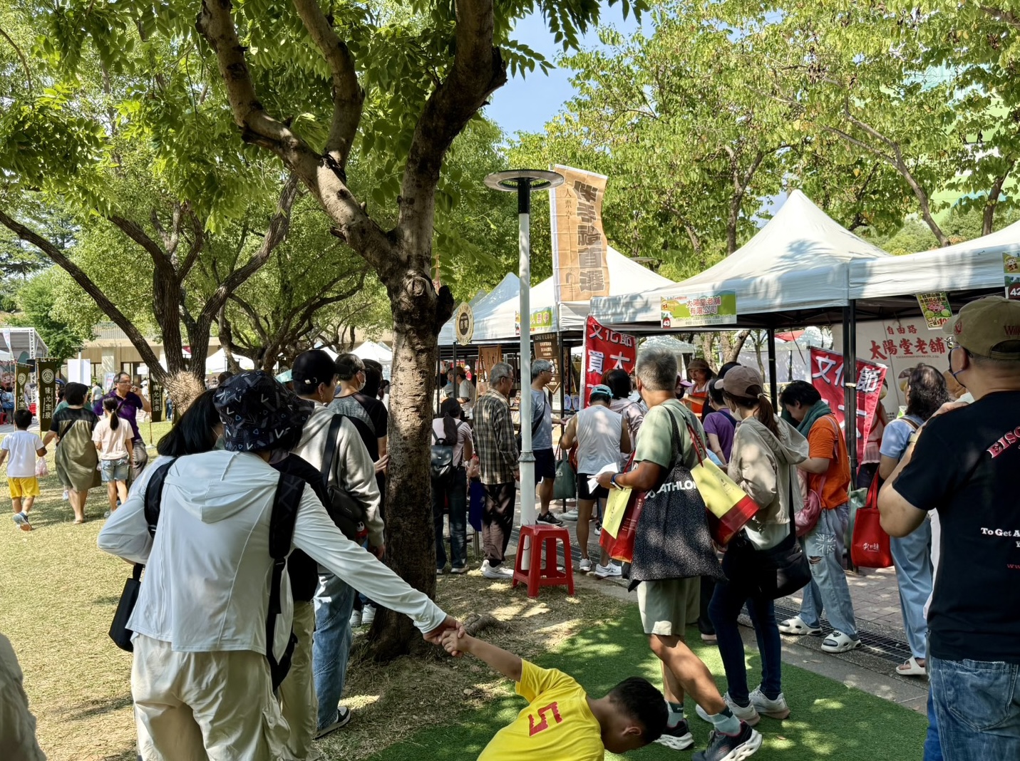 ▲台中太陽餅文化節買氣熱絡，部分攤位多次補貨，仍出現供不應求的情況。(圖/記者顏淑娟攝)